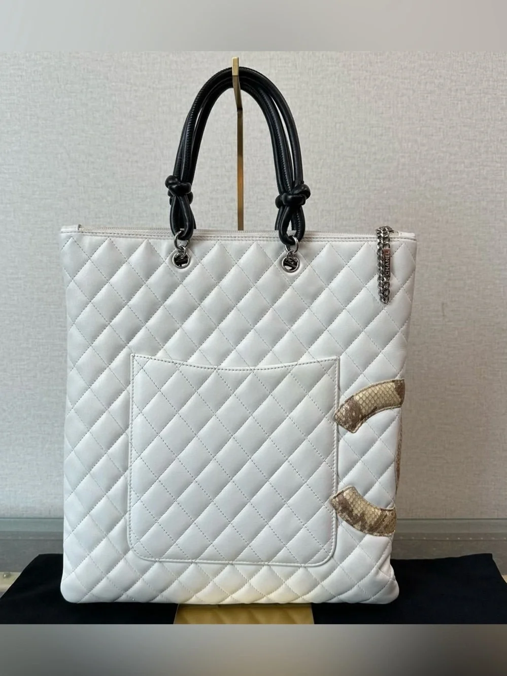 🔥100% Authentic CHANEL White/Beige Python Leather Cambon Runway Flat Tote Bag🔥